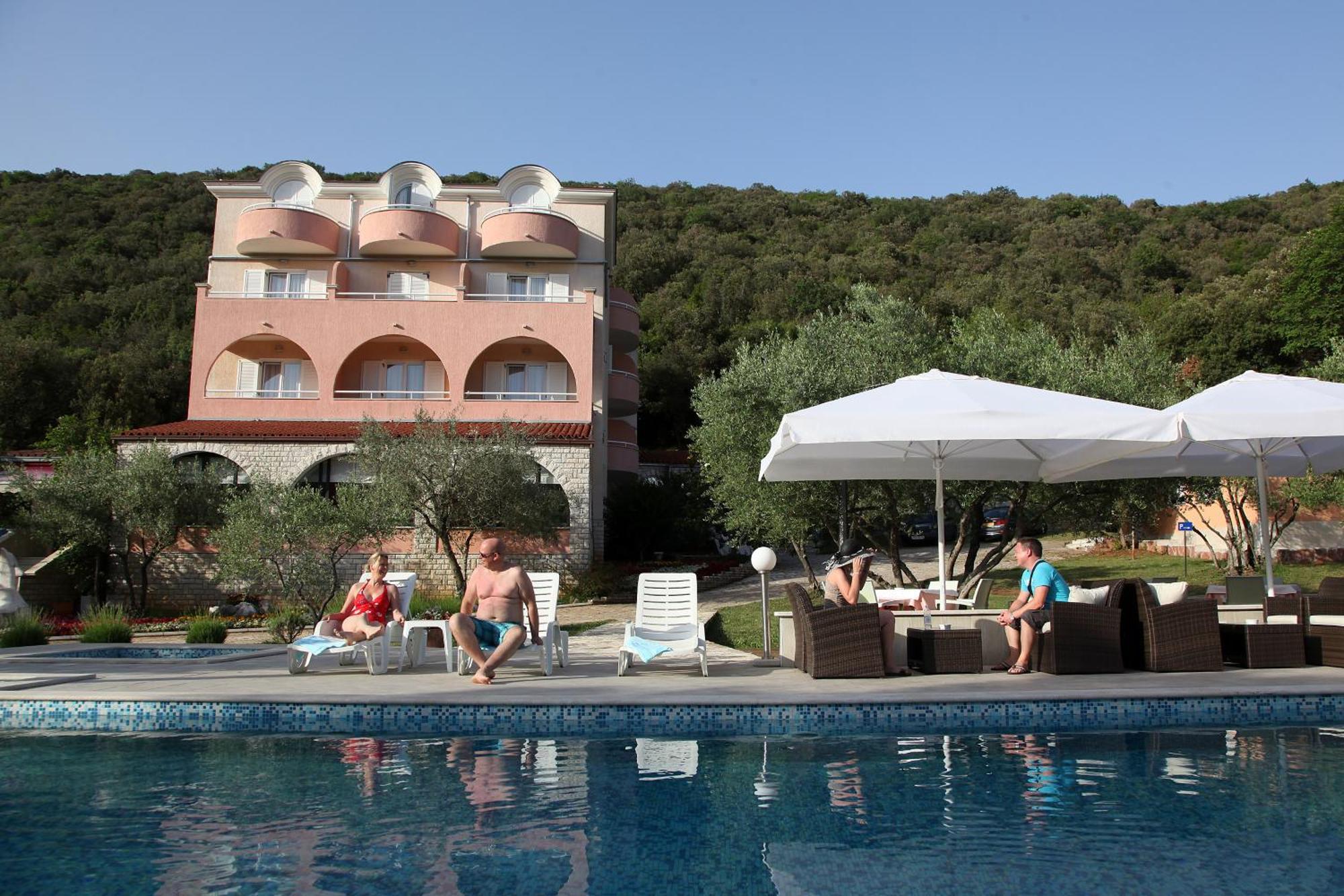 Hotel Carmen Peruški Dış mekan fotoğraf